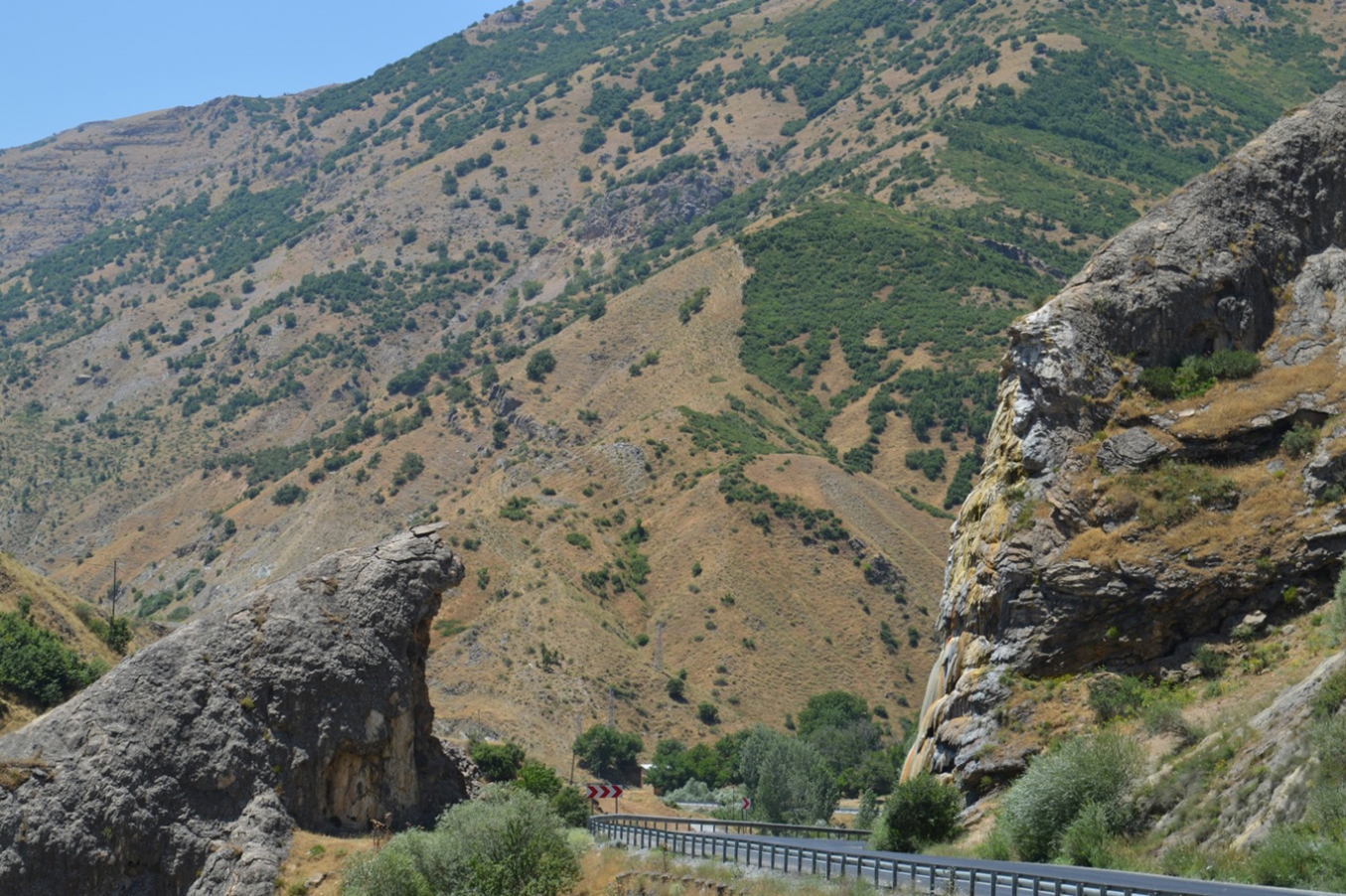 Bitlis’le özdeşleşen delikli taşın özel manzarası Bitlis’le özdeşleşen delikli taşın özel manzarası